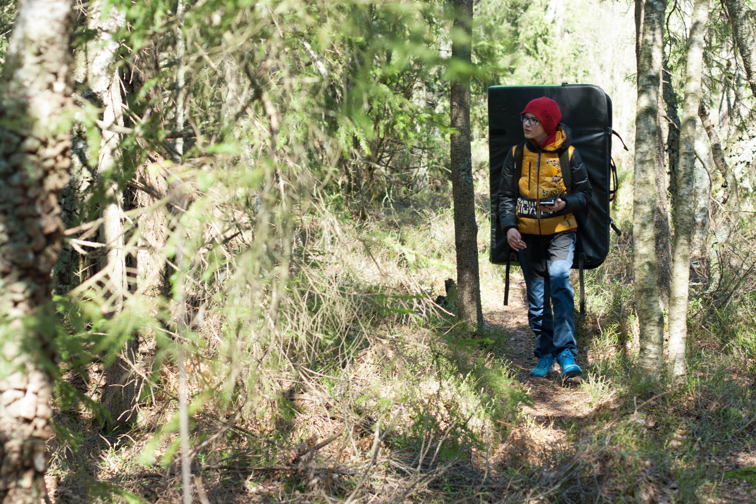 gutt med mobil i skogen