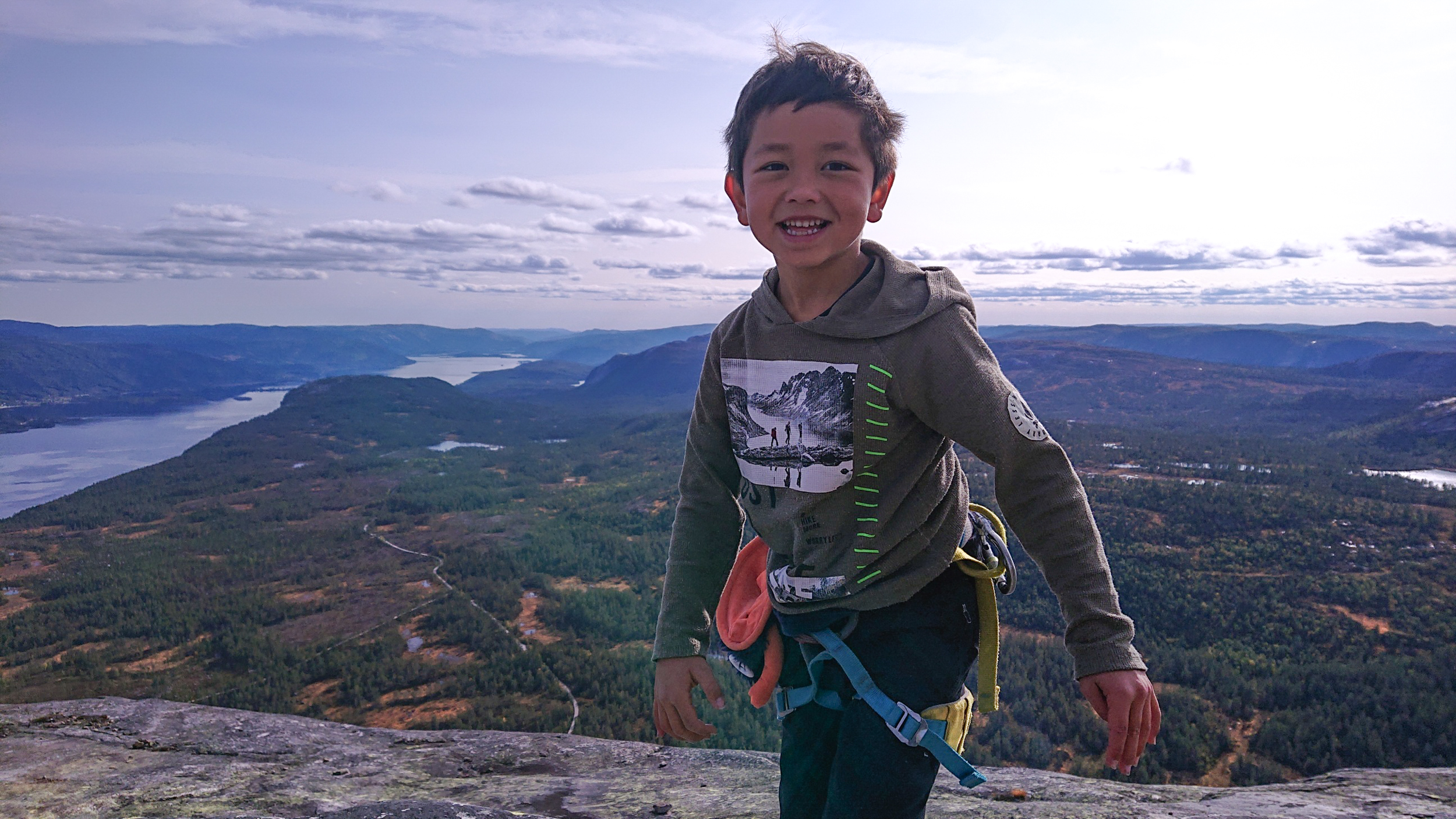 gutt på toppen av fjell